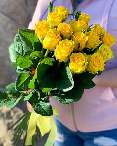 15 Yellow Roses
