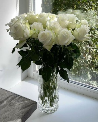 19 White Roses In Vase